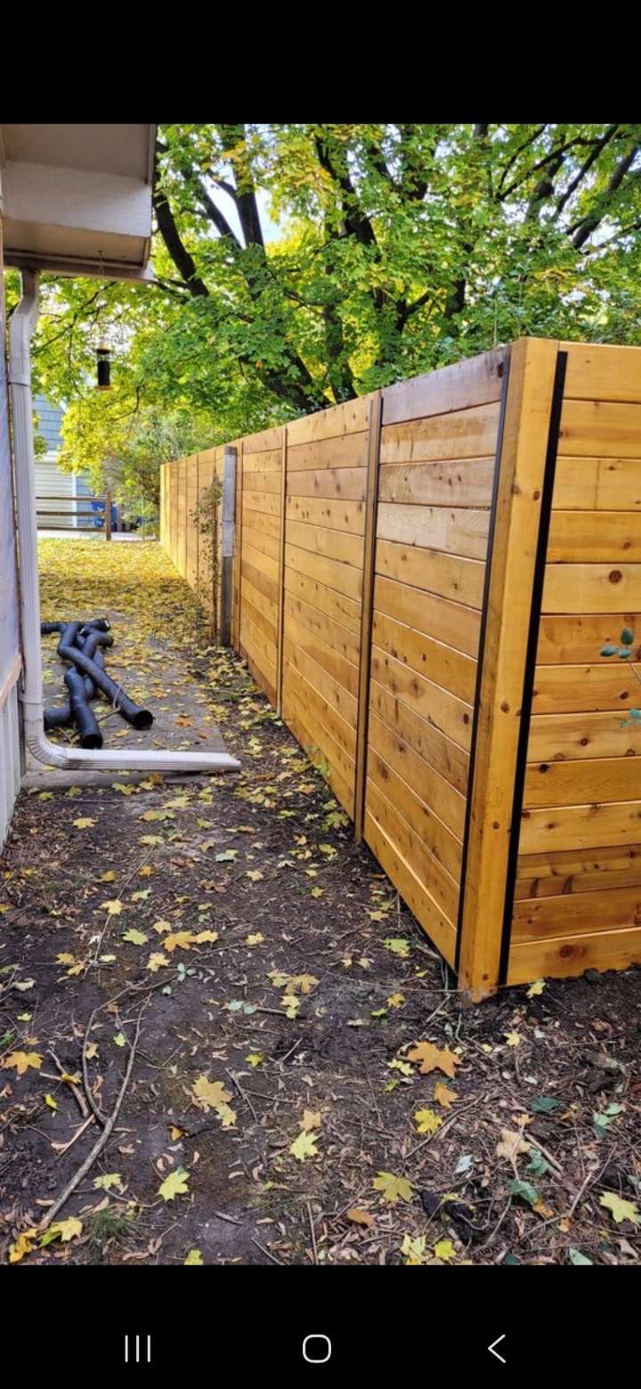 Horizontal wood privacy fence
